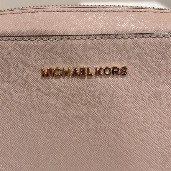 🔥Michael Kors Pink Crossbody Bag with Gold Hardware🔥 - Picture 6 of 10